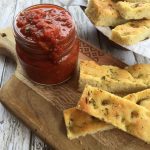 Mila Cocina: Palitos de Focaccia con Salsa Marinara [Vegan]