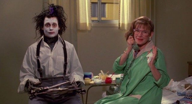 gallery-1449767030-edward-scissorhands-dianne-wiest